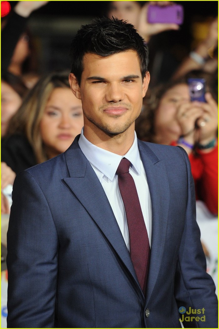 Anh chàng người sói Taylor Lautner cũng xuất hiện rất tự tin trước đám đông.